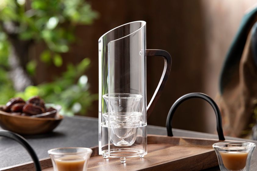 خلف حامل أكواب